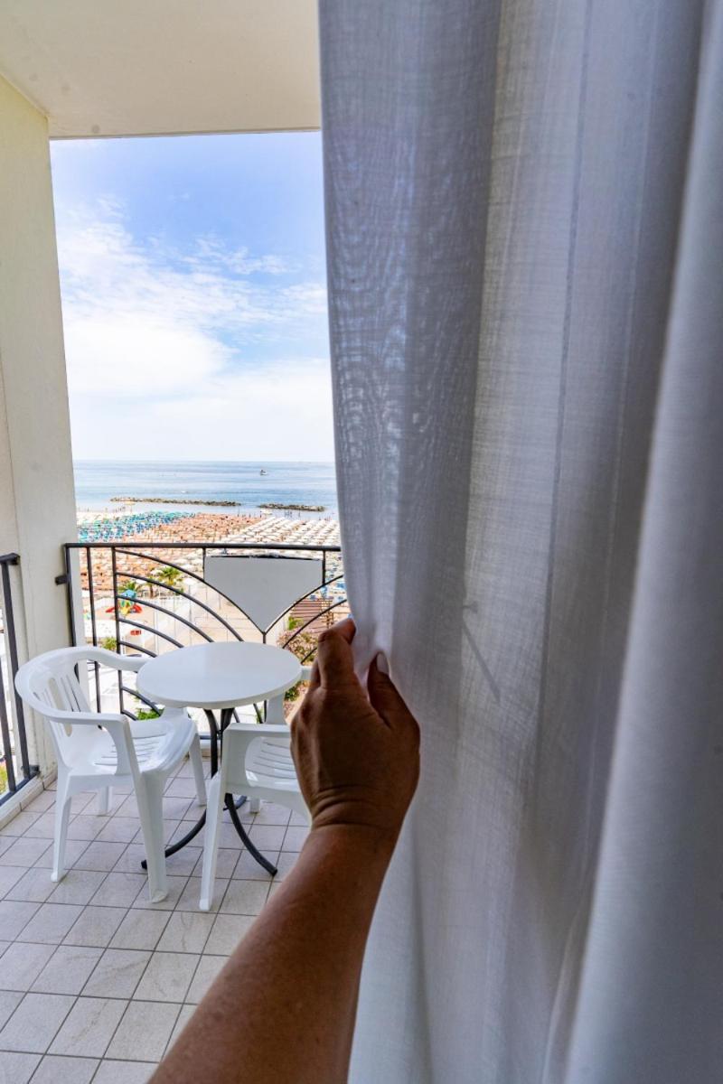 Hotel Prestige Cattolica Exterior foto