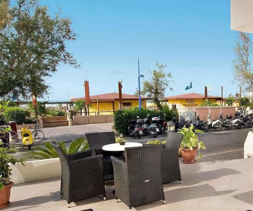 Hotel Prestige Cattolica Exterior foto